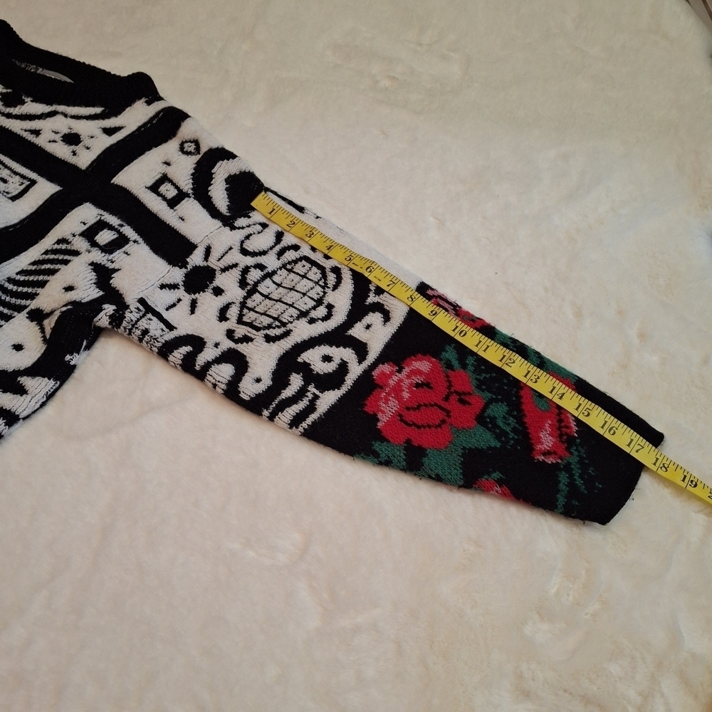 Vis-A-Vis White Geometric Graphic Floral Red Roses Knit Sweater Women Size Small - Picture 16 of 16